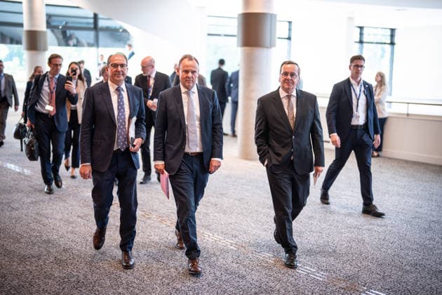 Abschlusspressekonferenz im Hamburger CCH - Alexander Dobrindt (CSU), Bundesinnenminister, Andy Grote (SPD), Innensenator Hamburg, Boris Pistorius (SPD), Verteidigungsminister (von links) im CCH auf dem Weg in die Pressekonferenz;Innenministerkonferenz IMK 2026 in Hamburg Ständige Konferenz der Innenministerinnen und Innenminister der Länder - Ständige Konferenz der Innenminister und -senatoren der Länder, Hamburg Hamburg Deutschland CCH *** Closing press conference at the CCH in Hamburg