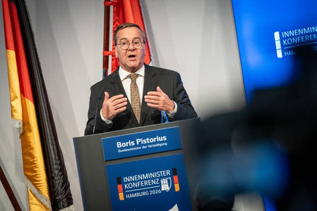 Abschlusspressekonferenz im Hamburger CCH -;Innenministerkonferenz IMK 2026 in Hamburg Ständige Konferenz der Innenministerinnen und Innenminister der Länder - Ständige Konferenz der Innenminister und -senatoren der Länder, Hamburg Hamburg Deutschland CCH *** Closing Press Conference at the CCH in Hamburg; Conference of Interior Ministers (IMK) 2026 in Hamburg; Standing Conference of the Interior Ministers of the Federal States; Standing Conference of the Interior Ministers and Senators of the Federal States, Hamburg, Germany, CCH,detected_source_language