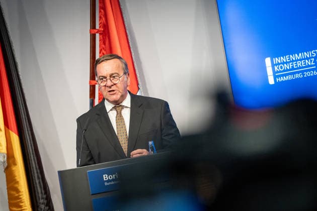 Abschlusspressekonferenz im Hamburger CCH -;Innenministerkonferenz IMK 2026 in Hamburg Ständige Konferenz der Innenministerinnen und Innenminister der Länder - Ständige Konferenz der Innenminister und -senatoren der Länder, Hamburg Hamburg Deutschland CCH *** Closing Press Conference at the CCH in Hamburg; Conference of Interior Ministers (IMK) 2026 in Hamburg; Standing Conference of the Interior Ministers of the Federal States; Standing Conference of the Interior Ministers and Senators of the Federal States, Hamburg, Germany, CCH,detected_source_language