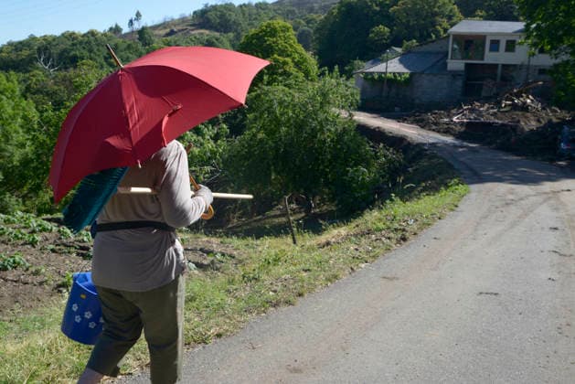 Storms Cause Flooding in Viana do Bolo and Valdeorras, Ourense A local resident with cleaning supplies, June 19, 2026, in A Bouza, Viana do Bolo, Ourense, Galicia, Spain The severe storms that struck yesterday in the provinces of Lugo and Ourense have left the towns of Viana do Bolo and Valdeorras with blocked roads, flooded homes, wrecked cars, and residents without drinking water. June 19, 2026, A Bouza, Viana do Bolo, Ourense, A Bouza, Viana do Bolo, Ourense, Spain,detected_source_language  Copyright: xRosaxVeigax 7608653
