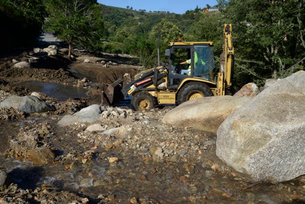 Storms Cause Flooding in Viana do Bolo and Valdeorras, Ourense. An excavator is working on cleanup efforts on June 19, 2026, in A Bouza, Viana do Bolo, Ourense, Galicia, Spain. The severe storms that struck yesterday in the provinces of Lugo and Ourense have left the towns of Viana do Bolo and Valdeorras with blocked roads, flooded homes, wrecked cars, and residents without drinking water. JUNE 19, 2026 A Bouza, Viana do Bolo, Ourense, A Bouza, Viana do Bolo, Ourense, Spain,detected_source_language  Copyright: xRosaxVeigax 7608679