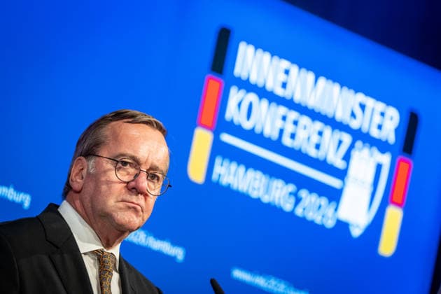 Abschlusspressekonferenz im Hamburger CCH -;Innenministerkonferenz IMK 2026 in Hamburg Ständige Konferenz der Innenministerinnen und Innenminister der Länder - Ständige Konferenz der Innenminister und -senatoren der Länder, Hamburg Hamburg Deutschland CCH *** Closing Press Conference at the CCH in Hamburg; Conference of Interior Ministers (IMK) 2026 in Hamburg; Standing Conference of the Interior Ministers of the Federal States; Standing Conference of the Interior Ministers and Senators of the Federal States, Hamburg, Germany, CCH,detected_source_language