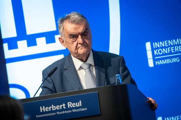 Abschlusspressekonferenz im Hamburger CCH - Herbert Reul (CDU), Innenminister Nordrhein-Westfalen NRW;Innenministerkonferenz IMK 2026 in Hamburg Ständige Konferenz der Innenministerinnen und Innenminister der Länder - Ständige Konferenz der Innenminister und -senatoren der Länder, Hamburg Hamburg Deutschland CCH *** Closing press conference at the CCH in Hamburg; Herbert Reul (CDU), Minister of the Interior of North Rhine-Westphalia (NRW); Conference of Interior Ministers (IMK) 2026 in Hamburg; Standing Conference of the Interior Ministers and Senators of the Federal States; Hamburg, Germany; CCH,detected_source_language