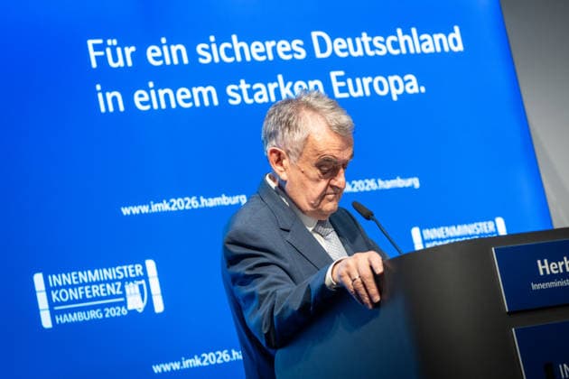 Abschlusspressekonferenz im Hamburger CCH - Herbert Reul (CDU), Innenminister Nordrhein-Westfalen NRW;Innenministerkonferenz IMK 2026 in Hamburg Ständige Konferenz der Innenministerinnen und Innenminister der Länder - Ständige Konferenz der Innenminister und -senatoren der Länder, Hamburg Hamburg Deutschland CCH *** Closing press conference at the CCH in Hamburg; Herbert Reul (CDU), Minister of the Interior of North Rhine-Westphalia (NRW); Conference of Interior Ministers (IMK) 2026 in Hamburg; Standing Conference of the Interior Ministers and Senators of the Federal States; Hamburg, Germany; CCH,detected_source_language