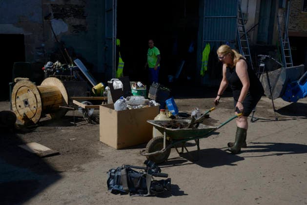 Storms Cause Flooding in Viana do Bolo and Valdeorras, Ourense A local resident helps with cleanup efforts on June 19, 2026, in Pradocabalos, Viana do Bolo, Ourense, Galicia, Spain The severe storms that struck yesterday in the provinces of Lugo and Ourense have left the towns of Viana do Bolo and Valdeorras with blocked roads, flooded homes, wrecked cars, and residents without drinking water. JUNE 19, 2026 Pradocabalos, Viana do Bolo, Our Pradocabalos, Viana do Bolo, Our Spain,detected_source_language  Copyright: xRosaxVeigax 7608696