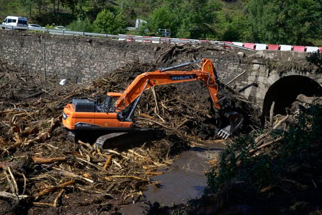 Storms Cause Flooding in Viana do Bolo and Valdeorras, Ourense. An excavator is working on cleanup efforts on June 19, 2026, in Pradocabalos, Viana do Bolo, Ourense, Galicia, Spain. The severe storms that struck yesterday in the provinces of Lugo and Ourense have left the towns of Viana do Bolo and Valdeorras with blocked roads, flooded homes, wrecked cars, and residents without drinking water. JUNE 19, 2026 Pradocabalos, Viana do Bolo, Our Pradocabalos, Viana do Bolo, Our Spain,detected_source_language  Copyright: xRosaxVeigax 7608704