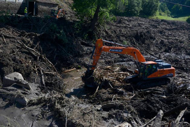 Storms Cause Flooding in Viana do Bolo and Valdeorras, Ourense. An excavator is working on cleanup efforts on June 19, 2026, in Pradocabalos, Viana do Bolo, Ourense, Galicia, Spain. The severe storms that struck yesterday in the provinces of Lugo and Ourense have left the towns of Viana do Bolo and Valdeorras with blocked roads, flooded homes, wrecked cars, and residents without drinking water. JUNE 19, 2026 Pradocabalos, Viana do Bolo, Our Pradocabalos, Viana do Bolo, Our Spain,detected_source_language  Copyright: xRosaxVeigax 7608705