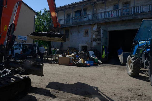 Storms Cause Flooding in Viana do Bolo and Valdeorras, Ourense. An excavator is working on cleanup efforts on June 19, 2026, in Pradocabalos, Viana do Bolo, Ourense, Galicia, Spain. The severe storms that struck yesterday in the provinces of Lugo and Ourense have left the towns of Viana do Bolo and Valdeorras with blocked roads, flooded homes, wrecked cars, and residents without drinking water. JUNE 19, 2026 Pradocabalos, Viana do Bolo, Our Pradocabalos, Viana do Bolo, Our Spain,detected_source_language  Copyright: xRosaxVeigax 7608706
