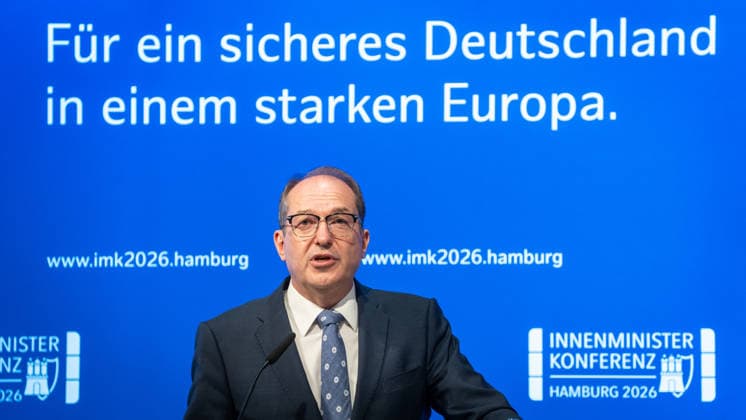 Abschlusspressekonferenz im Hamburger CCH - Alexander Dobrindt (CSU), Bundesinnenminister;Innenministerkonferenz IMK 2026 in Hamburg Ständige Konferenz der Innenministerinnen und Innenminister der Länder - Ständige Konferenz der Innenminister und -senatoren der Länder, Hamburg Hamburg Deutschland CCH *** Closing press conference at the CCH in Hamburg Alexander Dobrindt (CSU), Federal Minister of the Interior; IMK 2026 in Hamburg; Standing Conference of the Ministers of the Interior of the Federal States; Standing Conference of the Ministers and Senators of the Interior of the Federal States, Hamburg, Germany, CCH,detected_source_language