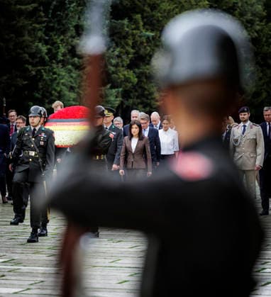 Katherina Reiche (CDU), Bundesministerin fuer Wirtschaft und Energie, aufgenommen im Rahmen ihrer Reise in die Tuerkei. Hier Kranzniederlegung am Atatuerk Mausoleum. Fotografiert im Auftrag des BMWE Ankara Tuerkei *** Katherina Reiche (CDU), Federal Minister for Economic Affairs and Energy, photographed during her trip to Turkey. Here, she is laying a wreath at the Atatürk Mausoleum. Photographed on behalf of the BMWE in Ankara, Turkey.,detected_source_language Copyright: xThomasxKoehlerx