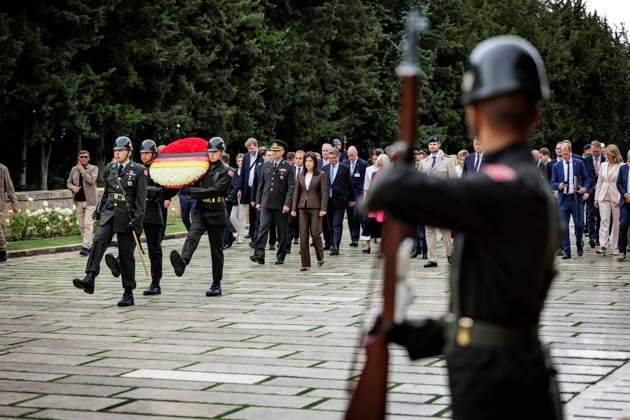 Katherina Reiche (CDU), Bundesministerin fuer Wirtschaft und Energie, aufgenommen im Rahmen ihrer Reise in die Tuerkei. Hier Kranzniederlegung am Atatuerk Mausoleum. Fotografiert im Auftrag des BMWE Ankara Tuerkei *** Katherina Reiche (CDU), Federal Minister for Economic Affairs and Energy, photographed during her trip to Turkey. Here, she is laying a wreath at the Atatürk Mausoleum. Photographed on behalf of the BMWE in Ankara, Turkey.,detected_source_language Copyright: xThomasxKoehlerx