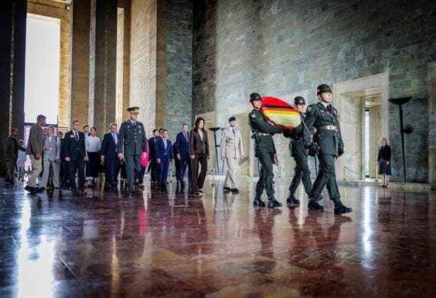 News Bilder des Tages Katherina Reiche (CDU), Bundesministerin fuer Wirtschaft und Energie, aufgenommen im Rahmen ihrer Reise in die Tuerkei. Hier Kranzniederlegung am Atatuerk Mausoleum. Fotografiert im Auftrag des BMWE Ankara Tuerkei *** Katherina Reiche (CDU), Federal Minister for Economic Affairs and Energy, photographed during her trip to Turkey. Here, she is laying a wreath at the Atatürk Mausoleum. Photographed on behalf of the BMWE in Ankara, Turkey.,detected_source_language Copyright: xThomasxKoehlerx