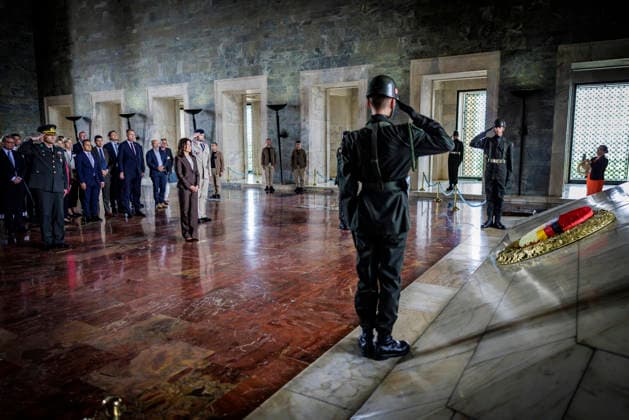 Katherina Reiche (CDU), Bundesministerin fuer Wirtschaft und Energie, aufgenommen im Rahmen ihrer Reise in die Tuerkei. Hier Kranzniederlegung am Atatuerk Mausoleum. Fotografiert im Auftrag des BMWE Ankara Tuerkei *** Katherina Reiche (CDU), Federal Minister for Economic Affairs and Energy, photographed during her trip to Turkey. Here, she is laying a wreath at the Atatürk Mausoleum. Photographed on behalf of the BMWE in Ankara, Turkey.,detected_source_language Copyright: xThomasxKoehlerx