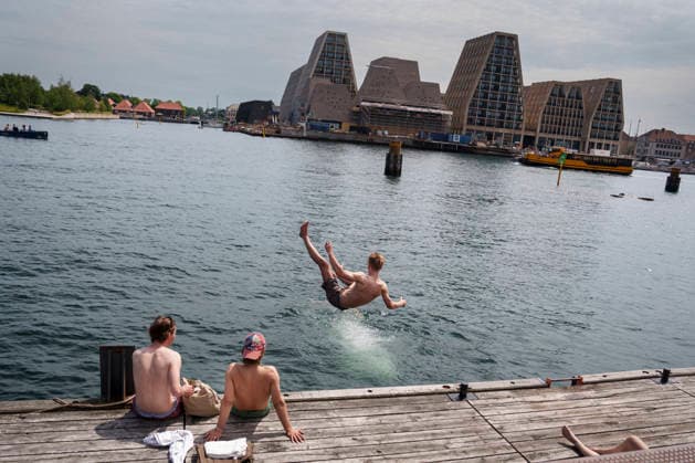 News Bilder des Tages DENMARK WEATHER Summer is over Denmark Summer at Ofelia Plads in Copenhagen on Friday, June 19, 2026. Friday and Saturday temperatures are expected to be around 27-28 degrees, according to DMI. (Photo: Liselotte Sabroe Ritzau Scanpix) , Copenhagen Denmark *** DENMARK WEATHER Summer is over in Denmark. Summer at Ofelia Plads in Copenhagen on Friday, June 19, 2026. Temperatures on Friday and Saturday are expected to be around 27–28 degrees, according to the DMI. Photo by Liselotte Sabroe, Ritzau Scanpix, Copenhagen, Denmark,detected_source_language  Copyright: Ritzau Scanpix LiselottexSabroex spdk20260619-140214-L