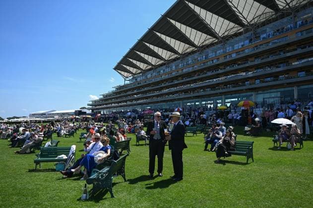Royal Ascot 2026 BERKSHIRE, UNITED KINGDOM - JUNE 19: Visitors, wearing elaborate hats and elegant outfits, attend the fourth day of the traditional Royal Ascot horse racing event, held in the United Kingdom since 1711, at Ascot Racecourse in Berkshire, United Kingdom on June 19, 2026. Rasid Necati Aslim Anadolu London United Kingdom. Editorial use only. Please get in touch for any other usage.  Copyright: x2026xAnadoluxRasidxNecatixAslimx
