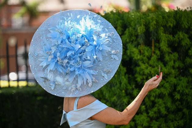 Royal Ascot 2026 BERKSHIRE, UNITED KINGDOM - JUNE 19: Visitors, wearing elaborate hats and elegant outfits, attend the fourth day of the traditional Royal Ascot horse racing event, held in the United Kingdom since 1711, at Ascot Racecourse in Berkshire, United Kingdom on June 19, 2026. Rasid Necati Aslim Anadolu London United Kingdom. Editorial use only. Please get in touch for any other usage.  Copyright: x2026xAnadoluxRasidxNecatixAslimx