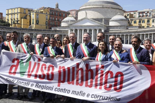 IPA85853186 - Directors in the Spotlight: Gaetano Manfredi, Mayor of Naples and President of ANCI, is taking part in the mayors flash mob in the square in front of the Prefecture in Piazza Plebiscito, Naples, on June 19, 2025. The photo shows a group of mayors holding a banner calling on local authorities and regions to take a public stand against the Mafia and corruption.  Copyright: xAntonioxBalasco LiveMediax xAntonioxBalasco LiveMediax 85853186