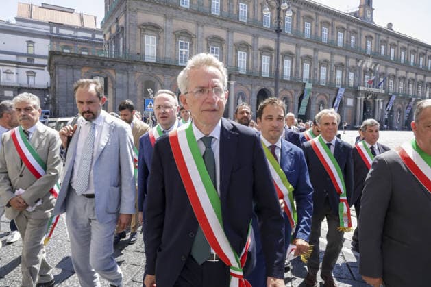 IPA85853187 - Directors in the Spotlight: Gaetano Manfredi, Mayor of Naples and President of ANCI, is taking part in the mayors’ flash mob in the square in front of the Prefecture in Piazza Plebiscito, Naples, on June 19, 2025. The photo shows a group of mayors led by the mayor of Naples and president of ANCI (the National Association of Italian Municipalities), heading toward the Prefecture.  Copyright: xAntonioxBalasco LiveMediax xAntonioxBalasco LiveMediax 85853187