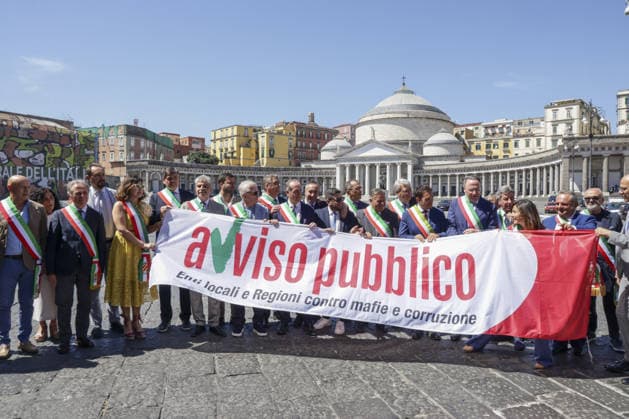 IPA85853189 - Directors in the Spotlight: Gaetano Manfredi, Mayor of Naples and President of ANCI, is taking part in the mayors’ flash mob in the square in front of the Prefecture in Piazza Plebiscito, Naples, on June 19, 2025. The photo shows a group of mayors holding a banner calling on local authorities and regions to take a public stand against the Mafia and corruption.  Copyright: xAntonioxBalasco LiveMediax xAntonioxBalasco LiveMediax 85853189