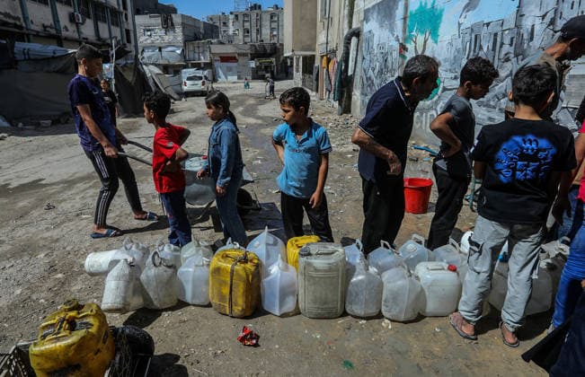 Clean water crisis continues in Gaza KHAN YUNIS, GAZA, PALESTINE - JUNE 19: Palestinians including children carry water bottles they filled from a water distribution point after widespread destruction on critical infrastructure, in Khan Yunis, Gaza, Palestine on June 19, 2026. Abed Rahim Khatib Anadolu Khan Yunis Gaza. Editorial use only. Please get in touch for any other usage.  Copyright: x2026xAnadoluxAbedxRahimxKhatibx