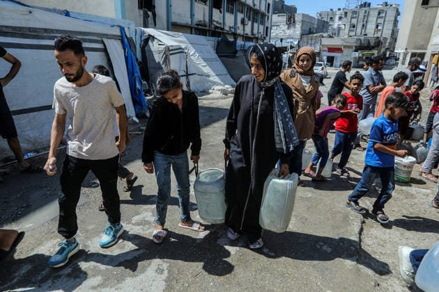 Clean water crisis continues in Gaza KHAN YUNIS, GAZA, PALESTINE - JUNE 19: Palestinians including children carry water bottles they filled from a water distribution point after widespread destruction on critical infrastructure, in Khan Yunis, Gaza, Palestine on June 19, 2026. Abed Rahim Khatib Anadolu Khan Yunis Gaza. Editorial use only. Please get in touch for any other usage.  Copyright: x2026xAnadoluxAbedxRahimxKhatibx