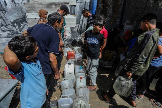 Clean water crisis continues in Gaza KHAN YUNIS, GAZA, PALESTINE - JUNE 19: Palestinians including children carry water bottles they filled from a water distribution point after widespread destruction on critical infrastructure, in Khan Yunis, Gaza, Palestine on June 19, 2026. Abed Rahim Khatib Anadolu Khan Yunis Gaza. Editorial use only. Please get in touch for any other usage.  Copyright: x2026xAnadoluxAbedxRahimxKhatibx