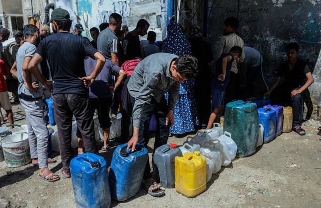 News Bilder des Tages Clean water crisis continues in Gaza KHAN YUNIS, GAZA, PALESTINE - JUNE 19: Palestinians including children carry water bottles they filled from a water distribution point after widespread destruction on critical infrastructure, in Khan Yunis, Gaza, Palestine on June 19, 2026. Abed Rahim Khatib Anadolu Khan Yunis Gaza. Editorial use only. Please get in touch for any other usage.  Copyright: x2026xAnadoluxAbedxRahimxKhatibx