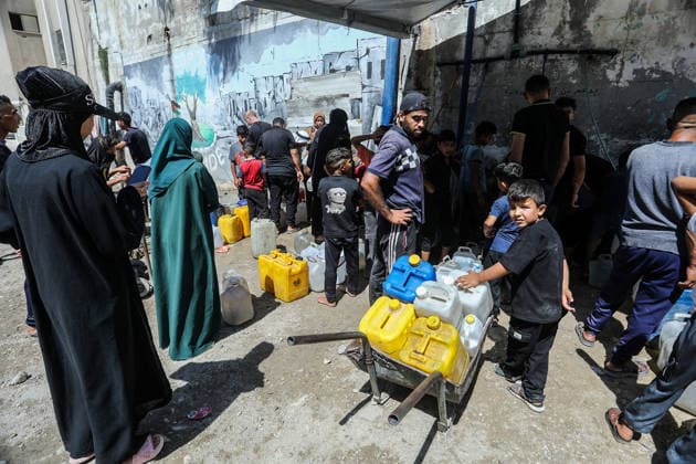 Clean water crisis continues in Gaza KHAN YUNIS, GAZA, PALESTINE - JUNE 19: Palestinians including children carry water bottles they filled from a water distribution point after widespread destruction on critical infrastructure, in Khan Yunis, Gaza, Palestine on June 19, 2026. Abed Rahim Khatib Anadolu Khan Yunis Gaza. Editorial use only. Please get in touch for any other usage.  Copyright: x2026xAnadoluxAbedxRahimxKhatibx