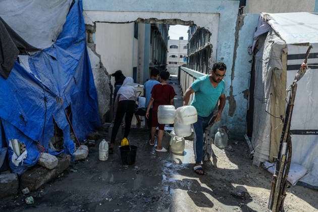 Clean water crisis continues in Gaza KHAN YUNIS, GAZA, PALESTINE - JUNE 19: Palestinians including children carry water bottles they filled from a water distribution point after widespread destruction on critical infrastructure, in Khan Yunis, Gaza, Palestine on June 19, 2026. Abed Rahim Khatib Anadolu Khan Yunis Gaza. Editorial use only. Please get in touch for any other usage.  Copyright: x2026xAnadoluxAbedxRahimxKhatibx