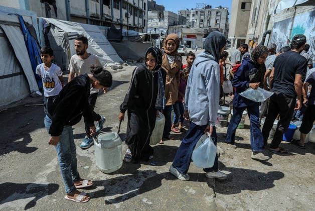 Clean water crisis continues in Gaza KHAN YUNIS, GAZA, PALESTINE - JUNE 19: Palestinians including children carry water bottles they filled from a water distribution point after widespread destruction on critical infrastructure, in Khan Yunis, Gaza, Palestine on June 19, 2026. Abed Rahim Khatib Anadolu Khan Yunis Gaza. Editorial use only. Please get in touch for any other usage.  Copyright: x2026xAnadoluxAbedxRahimxKhatibx