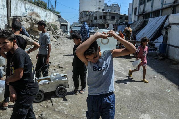 Clean water crisis continues in Gaza KHAN YUNIS, GAZA, PALESTINE - JUNE 19: Palestinians including children carry water bottles they filled from a water distribution point after widespread destruction on critical infrastructure, in Khan Yunis, Gaza, Palestine on June 19, 2026. Abed Rahim Khatib Anadolu Khan Yunis Gaza. Editorial use only. Please get in touch for any other usage.  Copyright: x2026xAnadoluxAbedxRahimxKhatibx