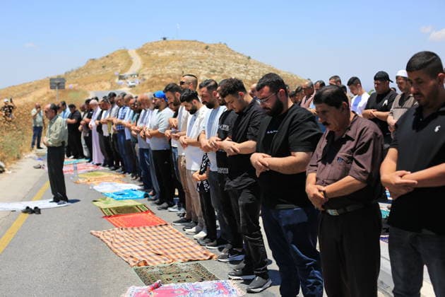 Palestinians protest land confiscation near Hebron in West Bank Palestinians gather during a protest against the confiscation of land for settlement expansion near Jabal Tarousa in the town of Dura, south of Hebron in the West Bank, on June 19, 2026. Israeli forces fired tear gas to disperse the demonstrators, according to local sources. Photo by Mamoun Wazwaz apaimages Hebron West Bank Palestinian Territory 190626_Hebron_MW_00(36) Copyright: xapaimagesxMamounxWazwazx xapaimagesx