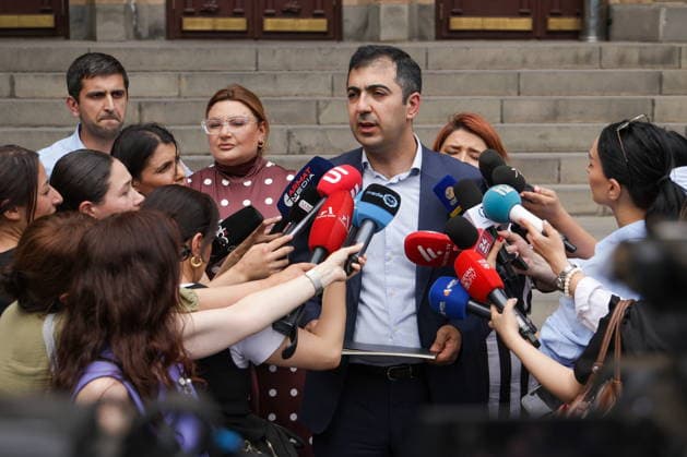News Bilder des Tages ARMENIA, YEREVAN - JUNE 19, 2026: Lawyer Aram Orbelyan talks to journalists outside the Constitutional Court of Armenia. Opposition parties have filed an appeal with the Constitutional Court demanding that the results of the 7 June 2026 Armenian parliamentary election be annulled. Alexander Patrin TASS  94020617