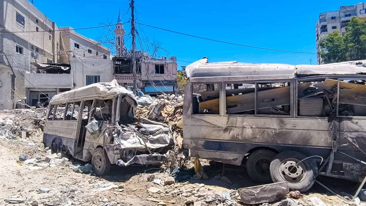 News Bilder des Tages June 19, 2026, Tyre, Lebanon: School buses and other vehicles were damaged after an Israeli airstrike in the city of Tyre, Lebanon. The first round of technical talks between the US and Iran has been delayed as Tehran seeks guarantees that hostilities in Lebanon will end before it resumes negotiations. Tyre Lebanon  - ZUMAt113 20260619_zaa_t113_082 Copyright: xAnkharxKochnevax