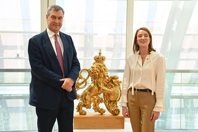 Austausch Markus SOEDER (Ministerpraesident Bayern und CSU Vorsitzender) mit der Prasidentin des Europaeischen Parlaments Roberta Metsola am 19.06.2026 in der Orangerie der Bayerischen Staatskanzlei in Muenchen. *** Meeting between Markus SOEDER, Minister-President of Bavaria and Chairman of the CSU, and Roberta Metsola, President of the European Parliament, on June 19, 2026, at the Orangery of the Bavarian State Chancellery in Munich,detected_source_language