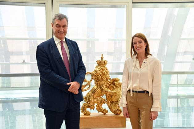 News Bilder des Tages Austausch Markus SOEDER (Ministerpraesident Bayern und CSU Vorsitzender) mit der Prasidentin des Europaeischen Parlaments Roberta Metsola am 19.06.2026 in der Orangerie der Bayerischen Staatskanzlei in Muenchen. *** Meeting between Markus SOEDER, Minister-President of Bavaria and Chairman of the CSU, and Roberta Metsola, President of the European Parliament, on June 19, 2026, at the Orangery of the Bavarian State Chancellery in Munich,detected_source_language