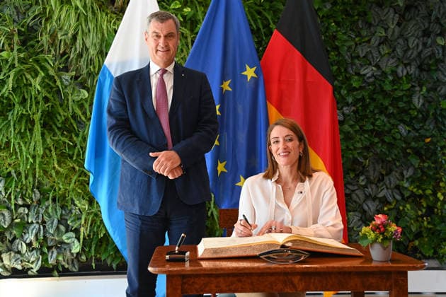 News Bilder des Tages Eintrag ins GaestebuchA. ustausch Markus SOEDER (Ministerpraesident Bayern und CSU Vorsitzender) mit der Prasidentin des Europaeischen Parlaments Roberta Metsola am 19.06.2026 in der Orangerie der Bayerischen Staatskanzlei in Muenchen. *** Entry in the guestbook