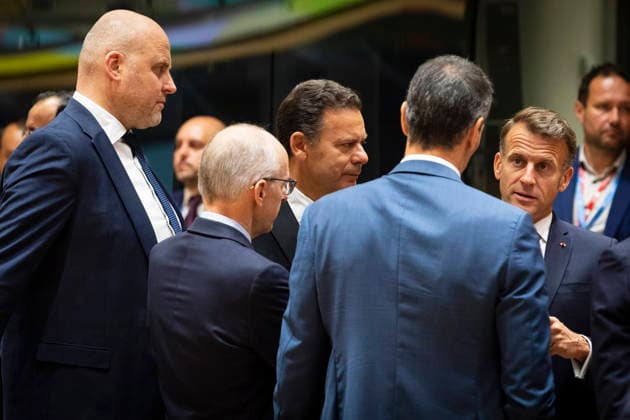 Emmanuel Macron (front) in discussion with his European counterparts. European heads of state gathered on the second day of the European summit in the Belgian capital. - 19 06 2026 - Belgium Brussels Brussels -  NicolasxLandemardx xLexPictorium LePictorium_0336790