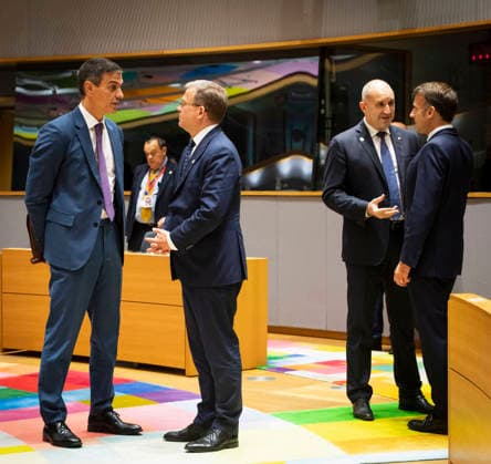Pedro Sánchez (L), Emmanuel Macron (C), Petteri Orpo (R) and Rumen Radev (in the foreground). European heads of state gathered on the second day of the European summit in the Belgian capital. - 19 06 2026 - Belgium Brussels Brussels -  NicolasxLandemardx xLexPictorium LePictorium_0336781