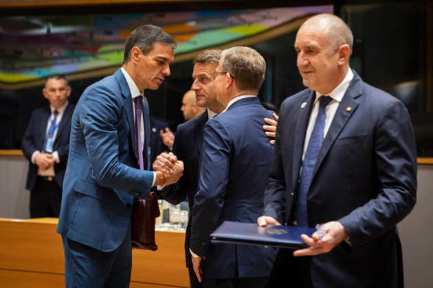 Pedro Sánchez (L), Emmanuel Macron (C), Petteri Orpo (R) and Rumen Radev (in the foreground). European heads of state gathered on the second day of the European summit in the Belgian capital. - 19 06 2026 - Belgium Brussels Brussels -  NicolasxLandemardx xLexPictorium LePictorium_0336785