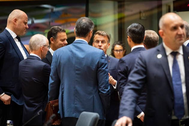 Emmanuel Macron (front) in discussion with his European counterparts. European heads of state gathered on the second day of the European summit in the Belgian capital. - 19 06 2026 - Belgium Brussels Brussels -  NicolasxLandemardx xLexPictorium LePictorium_0336788