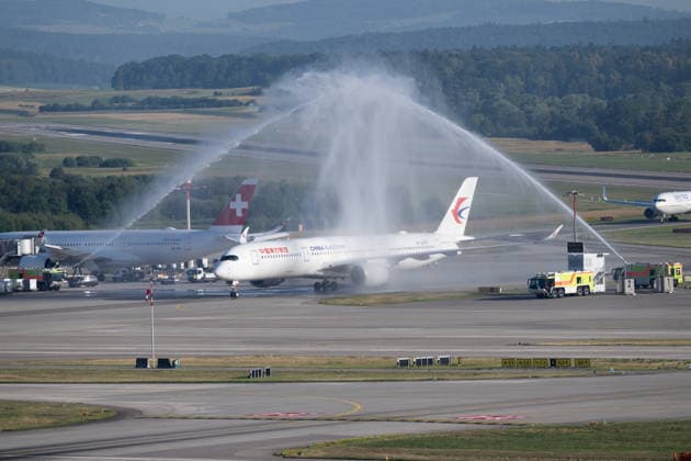 News Bilder des Tages (260619) -- ZURICH, June 19, 2026 -- A China Eastern Airlines passenger plane receives a water cannon salute at Zurich Airport in Zurich, Switzerland, June 18, 2026. China Eastern Airlines has launched direct flight between Shanghai and Zurich, Switzerland. A China Eastern Airlines Airbus A350-900 carrying more than 260 passengers touched down at Zurich Airport at 7:41 a.m. local time (0541 GMT) on Thursday, and departed for Shanghai later in the day with nearly 200 passengers on board, marking the official launch of its direct air route between the two cities. SWITZERLAND-ZURICH-SHANGHAI-DIRECT FLIGHT-LAUNCH LianxYi 