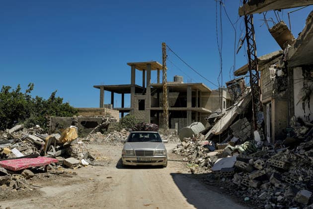 June 19, 2026, Qlalieh, Qlaileh, Lebanon: A car loaded with belongings drive through wreckage in the southern Lebanese village of Qlaileh as they flee the area following overnight Israeli heavy air strikes that left 18 people killed, the country s health ministry has said - while the Israeli military says four of its soldiers were also killed. Scores of Lebanese who returned to their villages early this week again fled the south to safer areas. The heavy attacks come a day after the US and Iran signed a deal aimed at ending the conflict in the Middle East, including a permanent cessation of hostilities in Lebanon. Qlalieh Lebanon  - ZUMAn313 20260619_zip_n313_004 Copyright: xMarwanxNaamanix