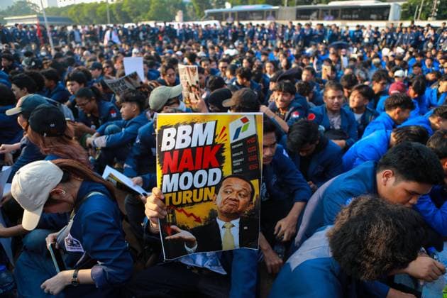Student Protest in Jakarta JAKARTA, INDONESIA - JUNE 19, 2026: Students take part in a protest in Jakarta, Indonesia. In the action, the student masses carry a number of demands which they call Tritura Kembali or Three People™s Demands, which include economics issues, evaluation of government performance, and civil supremacy. Photo by Dwi Prasetya JNA Press. (Photo by Dwi Prasetya JNA Press via Nexpher Images) Jakarta Jakarta