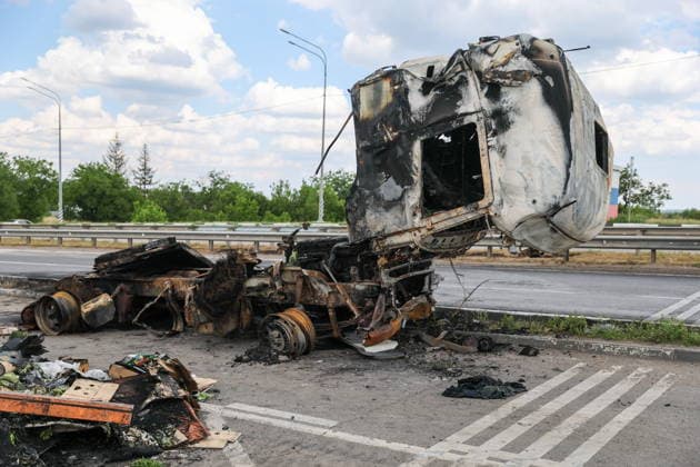 News Bilder des Tages RUSSIA, DONETSK - JUNE 19, 2026: A truck burned in a drone attack. Dmitry Yagodkin TASS  94020149