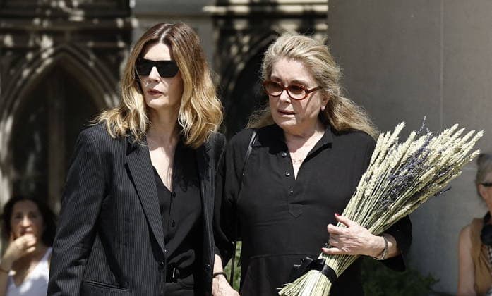 News Bilder des Tages Catherine Deneuve and her daughter Chiara Mastroianni at the funeral of Mr. Satrapi at the Père Lachaise Crematorium in Paris on June 19, 2026. The author of the famous graphic novel, which was adapted into a film, Persepolis, died on June 3, 2026, at the age of 56, inconsolable over the loss of her husband, M. Ripa, which had occurred a year earlier. Cyril Moreau Bestimage at the funeral of M. Satrapi at the Père Lachaise Crematorium in Paris, on June 19, 2026. The author of the famous graphic novel, adapted into a film, Persepolis, died on June 3, 2026, at the age of 56, inconsolable over the loss of her husband, M. Ripa, which occurred a year earlier. Paris, France,detected_source_language  Copyright: xCYRILxMOREAUx xBESTIMAGExCYRILxMOREAUx xBESTIMAGEx