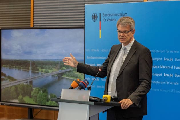 Pressekonferenz zum Status Nordbrücke Bonn Pressekonferenz im Bundesministerium für Verkehr in Bonn: Bundesverkehrsminister Patrick Schnieder (CDU, MdB) informiert über den geplanten Neubau der beschädigten Vorlandbrücke der Friedrich-Ebert-Brücke. Für Fußgänger und Radfahrer soll der Übergang nach entsprechenden Baumaßnahmen noch in diesem Jahr wieder nutzbar werden. Die Bauzeit ist im Beschleunigungsverfahren auf zwei Jahre ausgelegt. Über den Neubau der eigentlichen Strombrücke wird separat entschieden. Bonn Nordrhein-Westfalen Deutschland *** Press Conference on the Status of the Bonn North Bridge Press conference at the Federal Ministry of Transportation in Bonn Federal Minister of Transportation Patrick Schnieder (CDU), Copyright: xMarcxJohnx