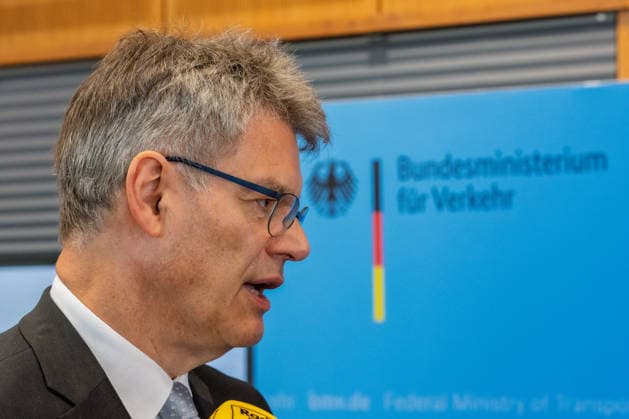 Pressekonferenz zum Status Nordbrücke Bonn Pressekonferenz im Bundesministerium für Verkehr in Bonn: Bundesverkehrsminister Patrick Schnieder (CDU, MdB) informiert über den geplanten Neubau der beschädigten Vorlandbrücke der Friedrich-Ebert-Brücke. Für Fußgänger und Radfahrer soll der Übergang nach entsprechenden Baumaßnahmen noch in diesem Jahr wieder nutzbar werden. Die Bauzeit ist im Beschleunigungsverfahren auf zwei Jahre ausgelegt. Über den Neubau der eigentlichen Strombrücke wird separat entschieden. Bonn Nordrhein-Westfalen Deutschland *** Press Conference on the Status of the Bonn North Bridge Press conference at the Federal Ministry of Transportation in Bonn Federal Minister of Transportation Patrick Schnieder (CDU), Copyright: xMarcxJohnx