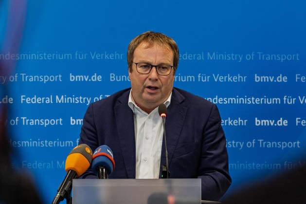Pressekonferenz zum Status Nordbrücke Bonn NRW Landesminister für Umwelt und Verkehr Oliver Krischer (Die Grünen) - Pressekonferenz im Bundesministerium für Verkehr in Bonn: Bundesverkehrsminister Patrick Schnieder (CDU, MdB) informiert über den geplanten Neubau der beschädigten Vorlandbrücke der Friedrich-Ebert-Brücke. Für Fußgänger und Radfahrer soll der Übergang nach entsprechenden Baumaßnahmen noch in diesem Jahr wieder nutzbar werden. Die Bauzeit ist im Beschleunigungsverfahren auf zwei Jahre ausgelegt. Über den Neubau der eigentlichen Strombrücke wird separat entschieden. Bonn Nordrhein-Westfalen Deutschland *** Press conference on the status of the Bonn North Bridge Copyright: xMarcxJohnx