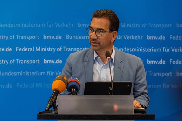 Pressekonferenz zum Status Nordbrücke Bonn Oberbürgermeister der Stadt Bonn Guido DEUS (CDU) - Pressekonferenz im Bundesministerium für Verkehr in Bonn: Bundesverkehrsminister Patrick Schnieder (CDU, MdB) informiert über den geplanten Neubau der beschädigten Vorlandbrücke der Friedrich-Ebert-Brücke. Für Fußgänger und Radfahrer soll der Übergang nach entsprechenden Baumaßnahmen noch in diesem Jahr wieder nutzbar werden. Die Bauzeit ist im Beschleunigungsverfahren auf zwei Jahre ausgelegt. Über den Neubau der eigentlichen Strombrücke wird separat entschieden. Bonn Nordrhein-Westfalen Deutschland *** Press conference on the status of the Bonn North Bridge; Guido DEUS, CDU, Mayor of Bonn; press conference at the Federal Ministry Copyright: xMarcxJohnx